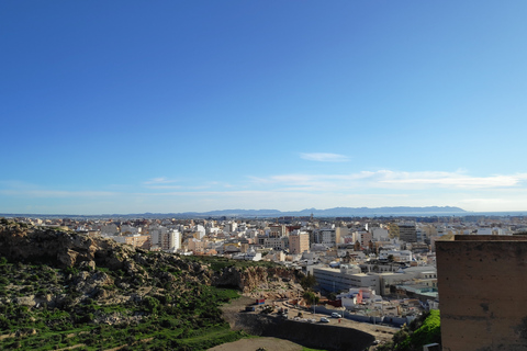 Almería: Tour em pequenos grupos pela AlcazabaAlmeria: excursão para grupos pequenos em Alcazaba em espanhol