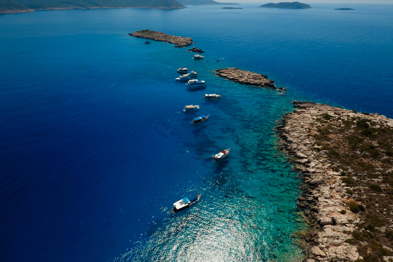 Kas : Journée complète d'excursion privée en bateau dans les îles de Kas avec déjeuner