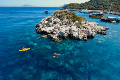 Kas : Journée complète d'excursion privée en bateau dans les îles de Kas avec déjeuner