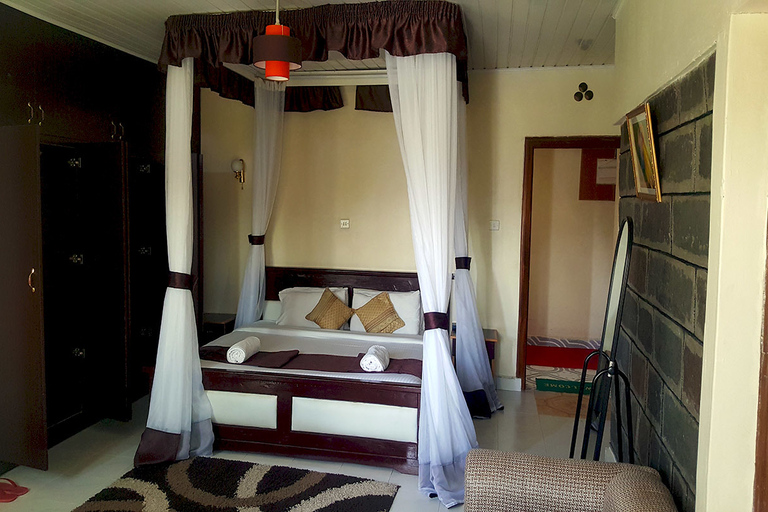 Nairobi: 2-Day Lake Nakuru National Park Lodge Safari