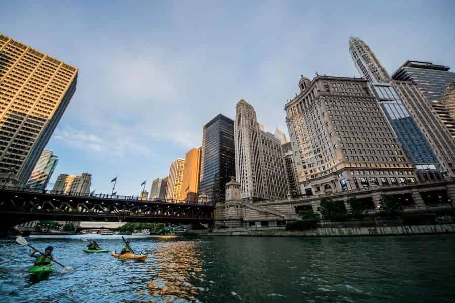 Chicago: Geführte Kajaktour bei Sonnenuntergang auf dem Fluss. Foto: GetYourGuide