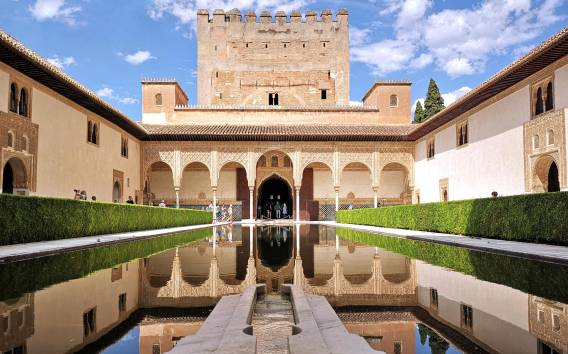 Aus Sevilla: Skip-the-Line Alhambra-Besuch mit Audioguide