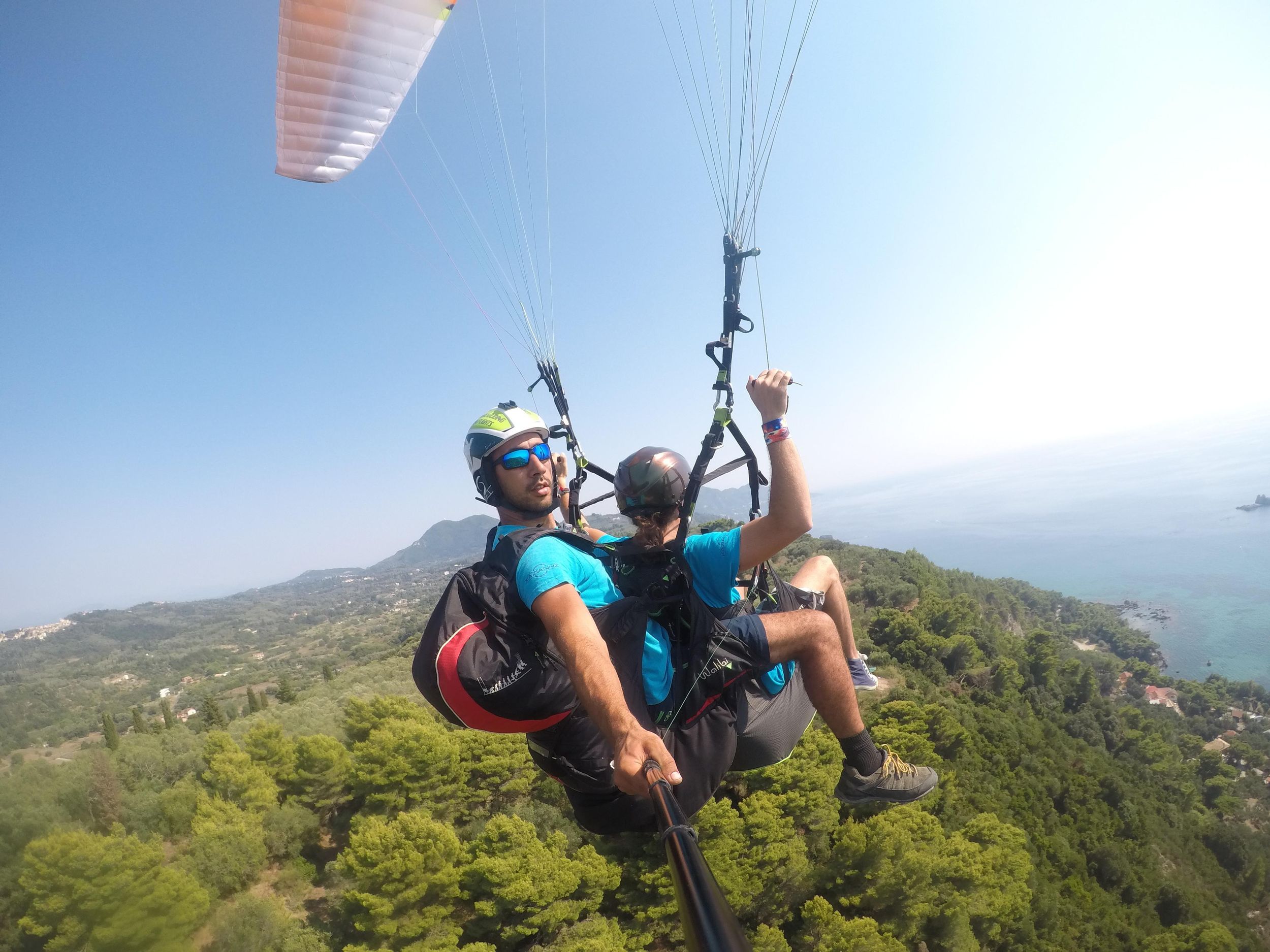 Korfu: Paragliding Tandemflug über Pelekas Stadt