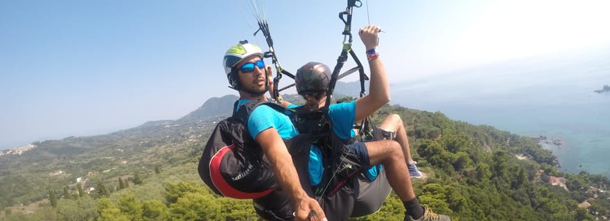 Corfou : Vol en parapente en tandem au-dessus de la ville de Pelekas