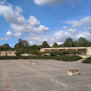 Praga: Lidice Memorial and Glassworks Day Trip with Lunch