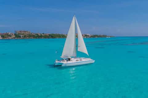 Isla Mujeres: tour en catamarán con todo incluido