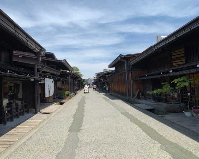 Takayama: Old Town Guided Walking Tour 45min.