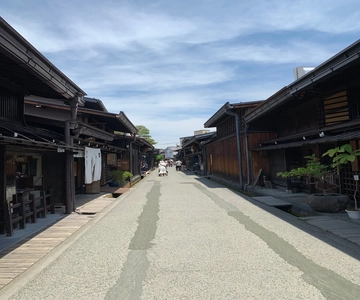 高山：旧市街ガイド付きウォーキング ツアー 45 分。