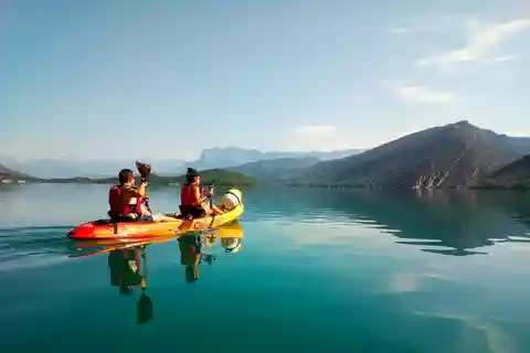 Ainsa: 3-Hour Guided Kayaking Tour on Lake Mediano