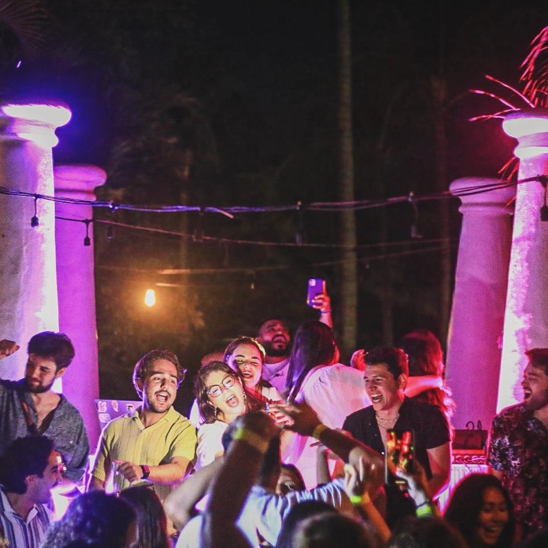 萨尔瓦多夜景：历史中心和埃尔通科海滩| GetYourGuide