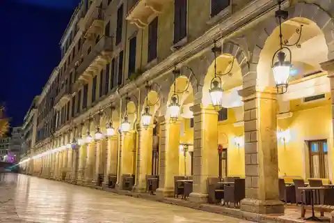 Small Group: Corfu Evening Walking Tour with a Glass of Wine