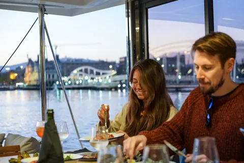 Barcelona: Lunch of diner op de Middellandse Zeiltour