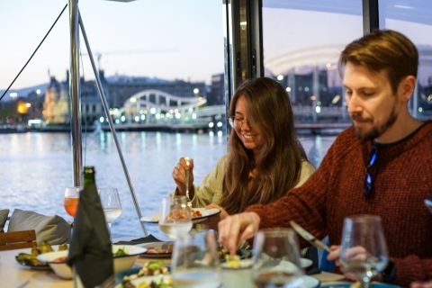 Barcelona: almuerzo o cena en catamarán a vela