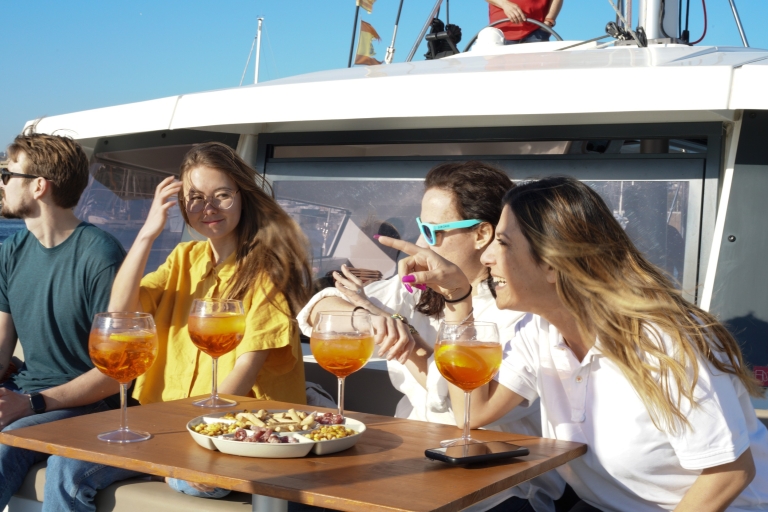 Barcelona: Mittagessen oder Abendessen Katamaran Segeltour