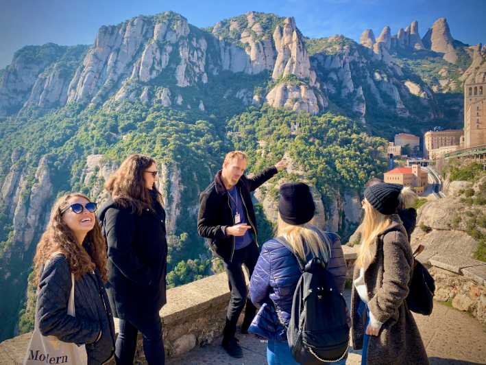 Desde Barcelona: tour guiado de Montserrat y traslado de ida y vuelta en autobús