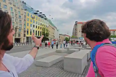 Historiska sevärdheter och Berlinmuren med en Berlinare