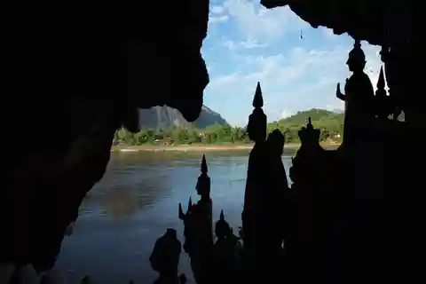 Luang Prabang : Excursion d'une journée aux grottes de Pak Ou et aux chutes de Kuang Si