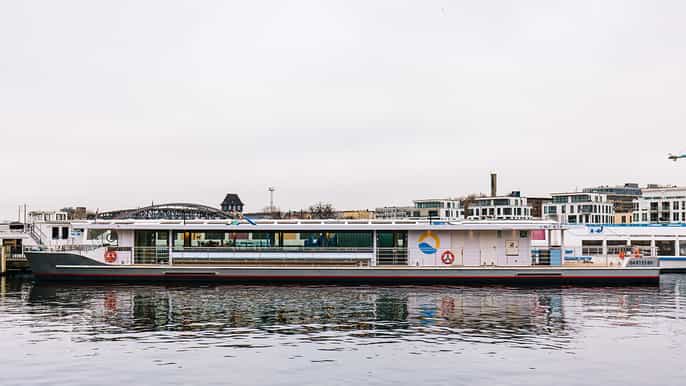 berlin 2.5 hours tour on a luxury solar catamaran