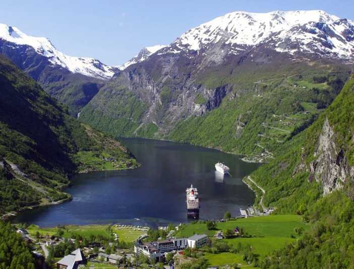From Ålesund: Private Day Trip to Geirangerfjord