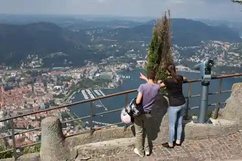 Lago Como: Caminhada fácil na montanha com funicular e passeio de barco