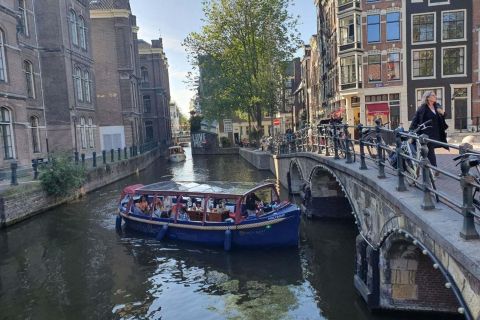 Amsterdam: Røyk og slapp av på et 70-minutters båtcruise