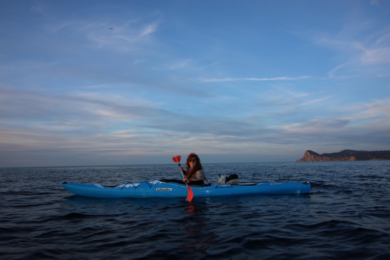 Ibiza: excursion de 3 heures en kayak sur les falaises avec plongée en apnéeIbiza : 3 heures de kayak sur la falaise avec plongée en apnée
