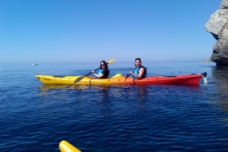 Ibiza: excursion de 3 heures en kayak sur les falaises avec plongée en apnéeIbiza : 3 heures de kayak sur la falaise avec plongée en apnée