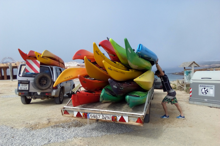 Ibiza: excursion de 3 heures en kayak sur les falaises avec plongée en apnéeIbiza : 3 heures de kayak sur la falaise avec plongée en apnée