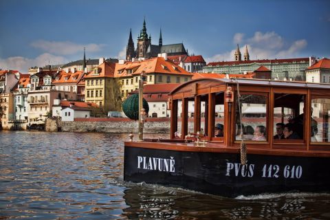 Praga: 45-minutowy rejs historyczny po rzece i poczęstunek