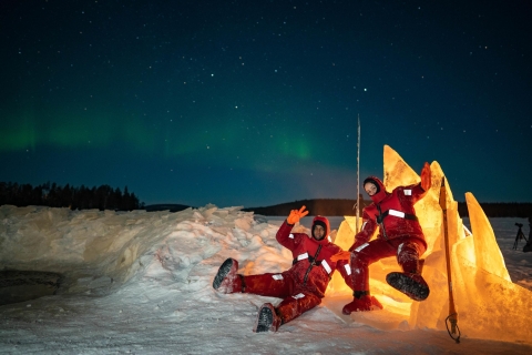 Ice Floating in Lappland mit Polarlichtern
