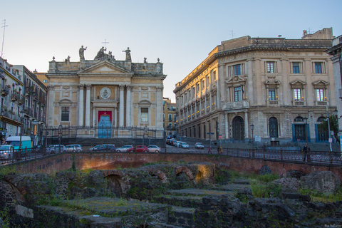 Catania: tour nocturno de secretos de la ciudad y aperitivo