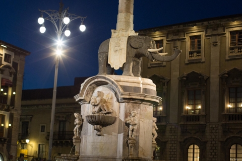 Catania: tour nocturno de secretos de la ciudad y aperitivo