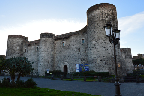 Catania: tour nocturno de secretos de la ciudad y aperitivo