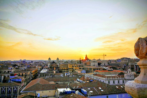 Catania: tour nocturno de secretos de la ciudad y aperitivo