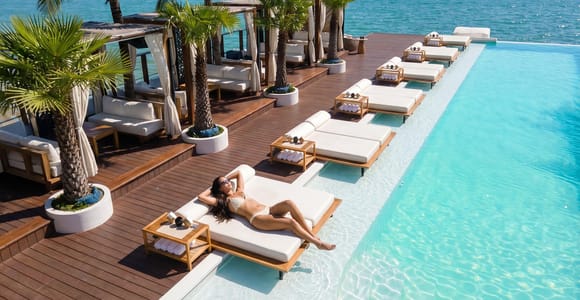 Pattaya: SINA floating Beach Club