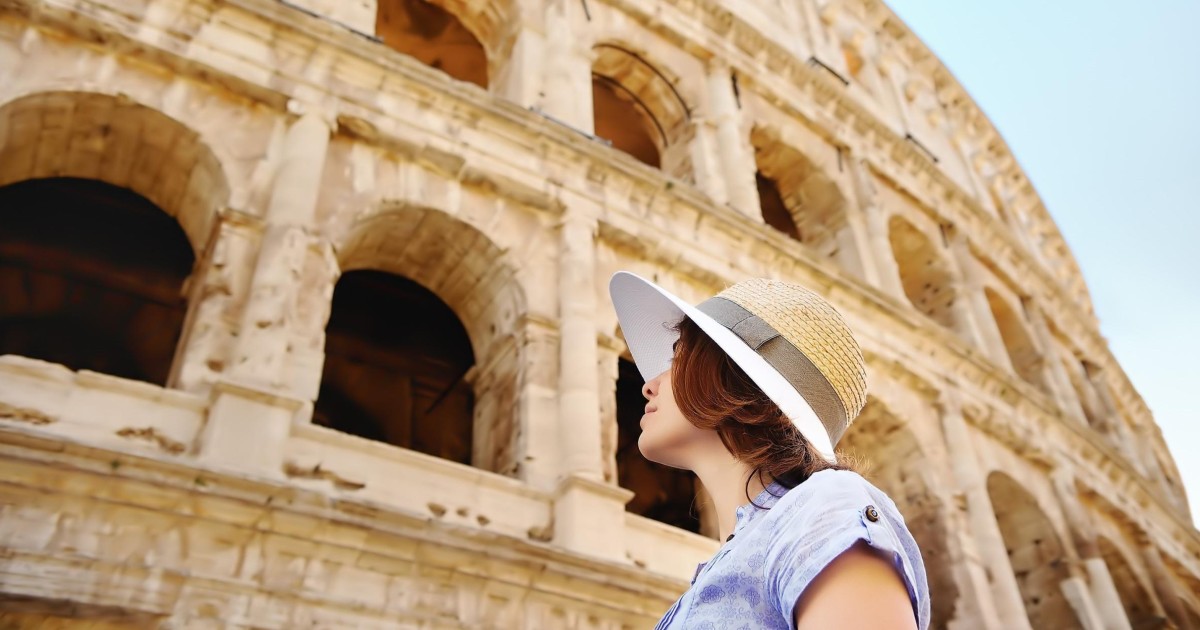 Девушка перед Колизеем обои. Sightseeing in Rome. Tour Guide Italy. Как позировать возле Колизея. We arrived reached rome