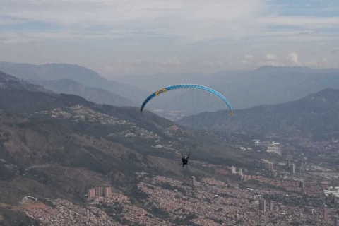 Medellín: Vuelo de 15 minutos en parapenteMedellín: vuelo en parapente de 15 minutos