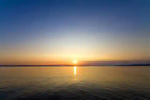 Mykonos: Semi-Prive Aegean Sunset Cruise with Mykonian Snack