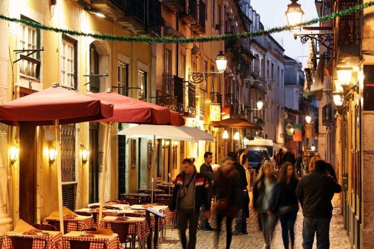Lissabon: avondrondleiding door de stad met diner en live fadoshowPrivérondleiding