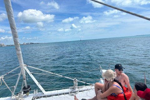 Cancún: Isla Mujeres Catamaran Tour met snorkelen en buffetRondreis vanuit Cancún