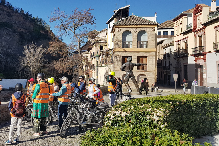 Granada: Wycieczka rowerem elektrycznym i bilet na Alhambrę w trybie przyspieszonymBilet do Alhambry (bez przewodnika) i Albayzin-Sacromonte Ebike Tour