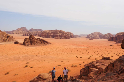 Wadi Rum: 4x4 Jeep Tour 6u met zonsondergang &amp; met overnachting