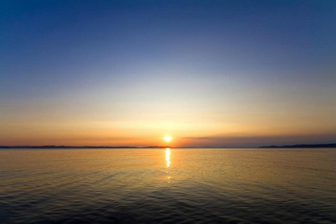 Mykonos : Croisière privée au coucher du soleil dans la mer Égée avec plateaux mykoniensMYKONOS PRIVE CROISIÈRE AU COUCHER DU SOLEIL AVEC TRANSFERT