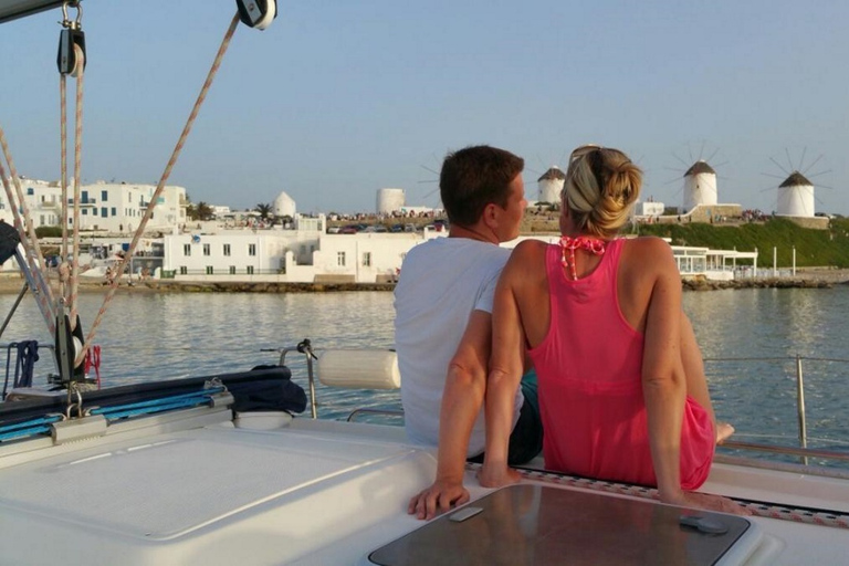 Mykonos : Croisière privée au coucher du soleil dans la mer Égée avec plateaux mykoniensMYKONOS PRIVE CROISIÈRE AU COUCHER DU SOLEIL AVEC TRANSFERT