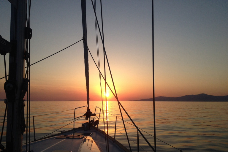 Mykonos : Croisière privée au coucher du soleil dans la mer Égée avec plateaux mykoniensMYKONOS PRIVE CROISIÈRE AU COUCHER DU SOLEIL AVEC TRANSFERT