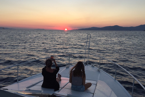 Mykonos : Croisière privée au coucher du soleil dans la mer Égée avec plateaux mykoniensMYKONOS PRIVE CROISIÈRE AU COUCHER DU SOLEIL AVEC TRANSFERT