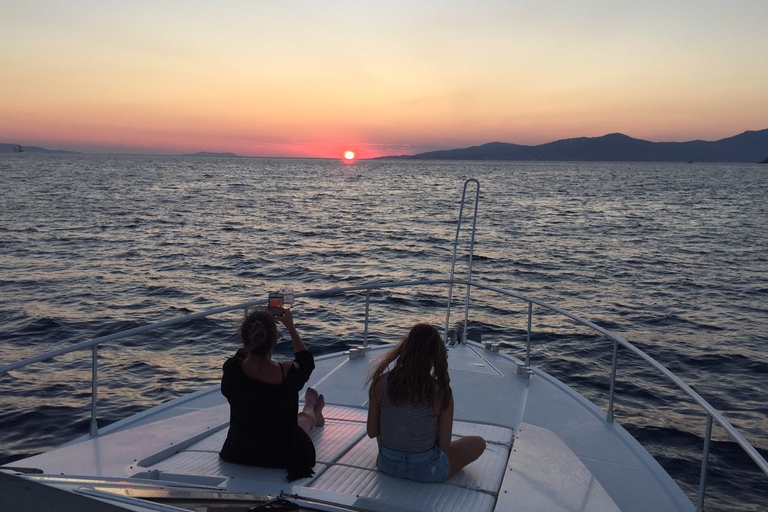 Mykonos : Croisière privée au coucher du soleil dans la mer Égée avec plateaux mykoniensMYKONOS PRIVE CROISIÈRE AU COUCHER DU SOLEIL AVEC TRANSFERT