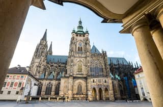 Prag: Die Highlights der Stadt mit Bus, Boot und zu Fuß