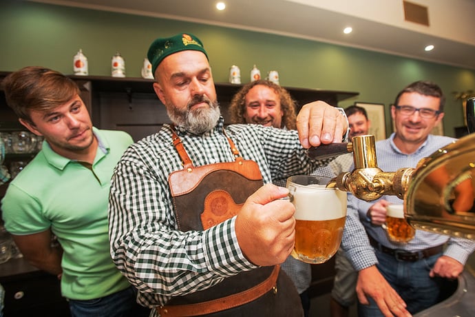 Plzen: Pilsner Brewery Tour & Tapping Class with Meal & Beer