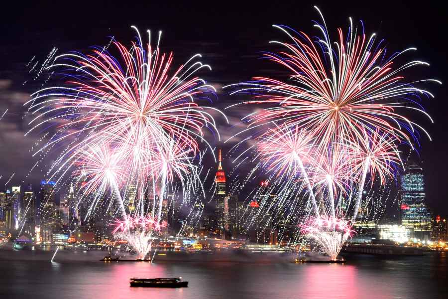 New York City: 4. Juli Feuerwerk All-Inclusive Party-Kreuzfahrt. Foto: GetYourGuide